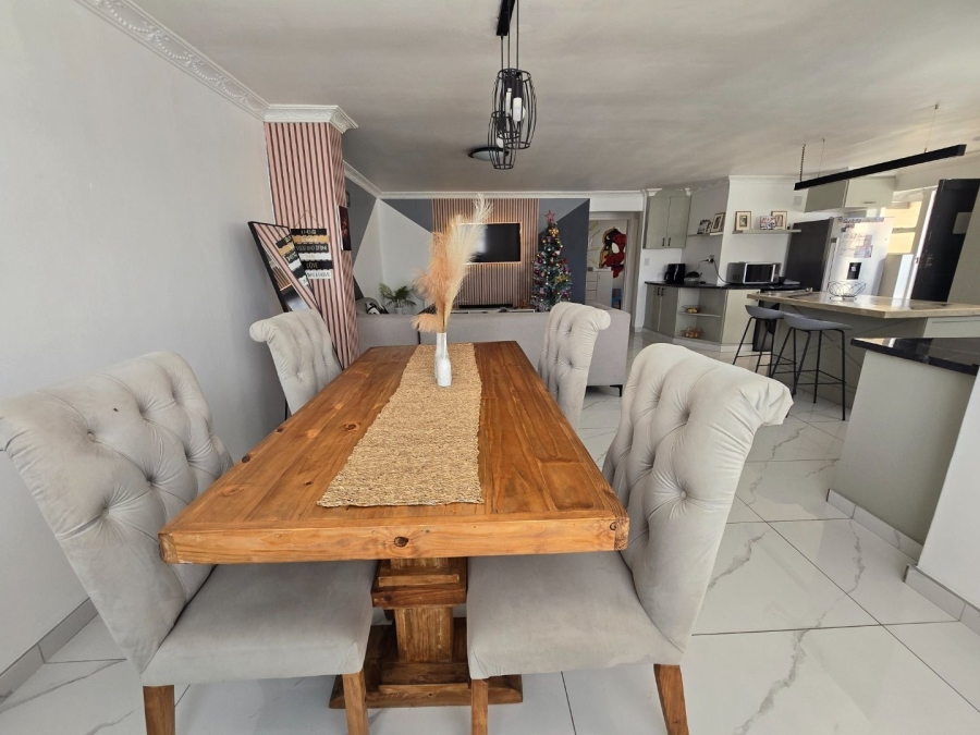5 Bedroom Property for Sale in Portlands Western Cape